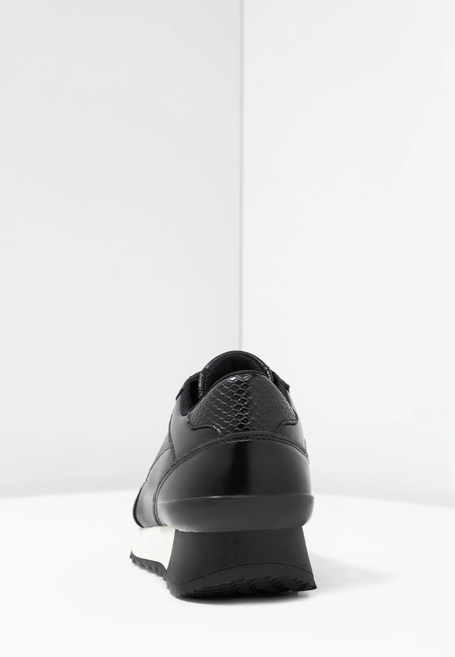 Low-top sneakers
